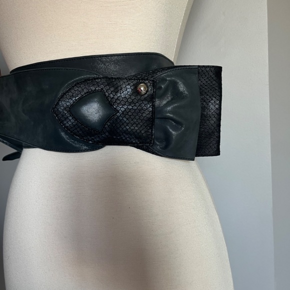 Patrizia Pepe Soft Shiny Leather Gray high-waist belt Bow Python Stud Detail - Picture 7 of 10